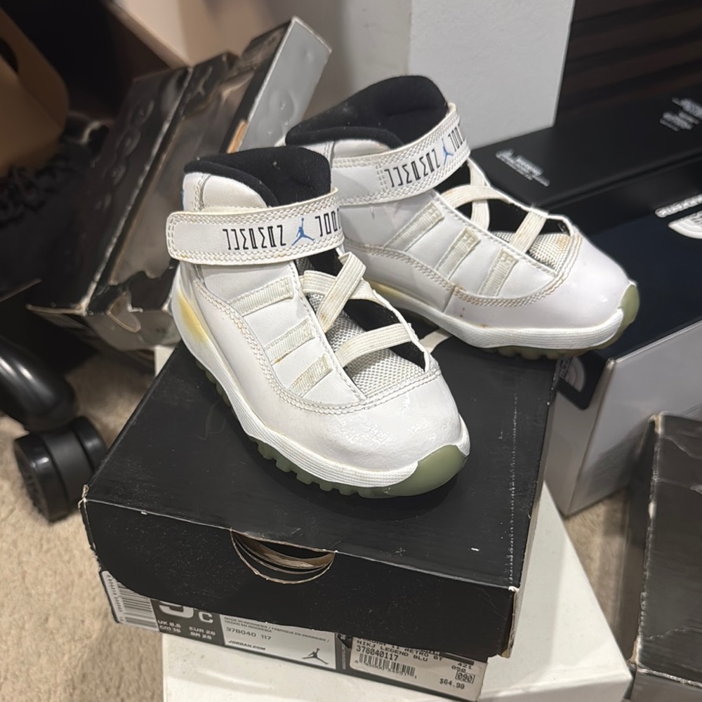 🔟DEAL… Jordan White and Black Sneakers with Velcro Straps